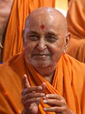  Swamishri greets devotees with 'Jai Swaminarayan'