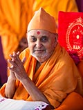  HH Pramukh Swami Maharaj arrives for Thakorji's darshan at 11:13 am