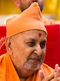  Swamishri greets devotees with 'Jai Swaminarayan'
