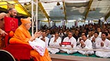  Swamishri blesses devotees