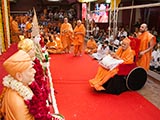  Swamishri performs pratishtha arti
