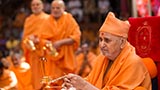  Swamishri performs pratishtha arti