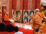 Swamishri performs pratishtha arti