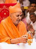  Swamishri performs pratishtha arti