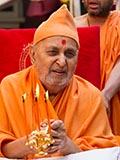  Swamishri performs pratishtha arti