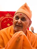  Swamishri greets devotees with 'Jai Swaminarayan'