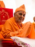  Swamishri greets devotees with 'Jai Swaminarayan'