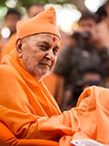  Swamishri greets devotees with 'Jai Swaminarayan'