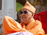  Swamishri greets devotees with 'Jai Swaminarayan'