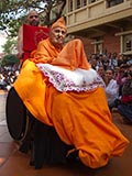  Swamishri greets devotees with 'Jai Swaminarayan'
