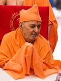  Swamishri greets devotees with 'Jai Swaminarayan'
