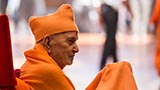  Swamishri greets devotees with 'Jai Swaminarayan'