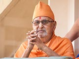  Swamishri greets devotees with 'Jai Swaminarayan'