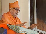 Swamishri blesses devotees