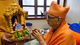 Swamishri engrossed in darshan of Thakorji