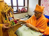 Swamishri engrossed in darshan of Thakorji