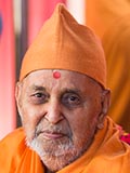  HH Pramukh Swami Maharaj arrives for Thakorji's darshan at 12:03 pm