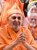  Swamishri greets devotees with 'Jai Swaminarayan'