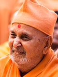  Swamishri greets devotees with 'Jai Swaminarayan'