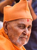  Swamishri greets devotees with 'Jai Swaminarayan'