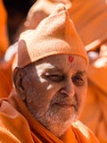  Swamishri greets devotees with 'Jai Swaminarayan'