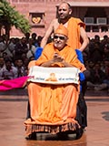  Swamishri greets devotees with 'Jai Swaminarayan'