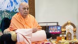  Swamishri performs his morning puja 