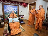 Swamishri joins in playing kartals