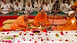 Senior sadhus Pujya Mahant Swami and Pujya Tyagvallabh Swami perform pratishtha mahapuja