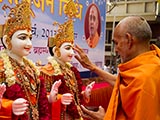  Pujya Mahant Swami performs pujan of murtis 