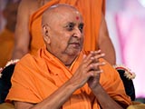  Swamishri greets devotees with 'Jai Swaminarayan'