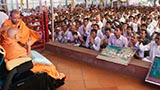  Devotees doing darshan of Swamishri