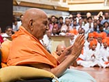  Swamishri blesses devotees