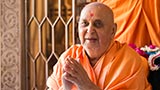  Swamishri greets sadhus with 'Jai Swaminarayan'