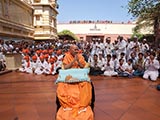  Swamishri with devotees from Khandesh, Maharashtra