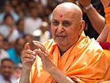  Swamishri blesses devotees