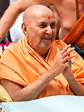  Swamishri greets devotees with 'Jai Swaminarayan'