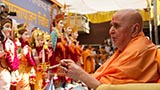  Swamishri performs pratishtha arti