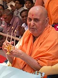  Swamishri performs pratishtha arti
