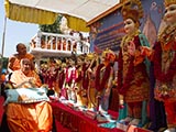  Swamishri performs pratishtha arti