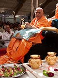  Swamishri performs pratishtha arti
