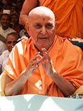  Swamishri blesses devotees 