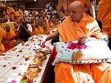  Swamishri sanctifies shilas for Dhule Mandir