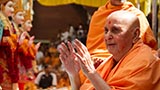  Swamishri blesses devotees 