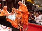  Pujya Mahant Swami honors Swamishri with a garland