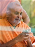 HH Pramukh Swami Maharaj arrives in balcony