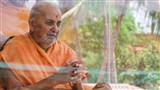 Swamishri greets devotees with 'Jai Swaminarayan'