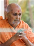 Swamishri greets devotees with 'Jai Swaminarayan'