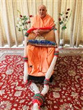 Swamishri is honored with a garland