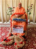 Swamishri is honored with a garland